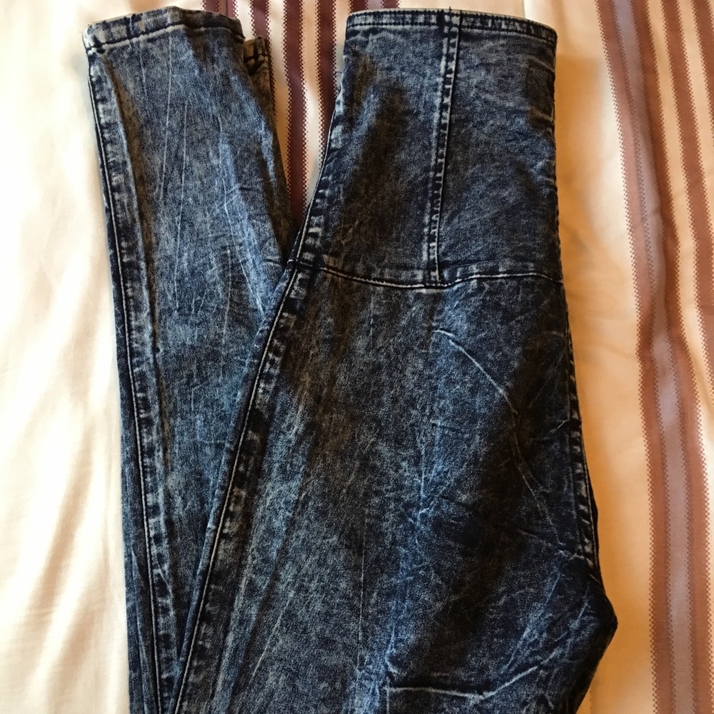 High-waisted jeans